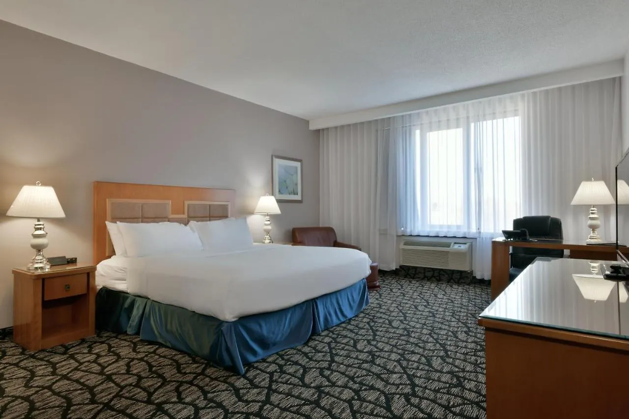 מונטריאול Empire Suites 4*,
