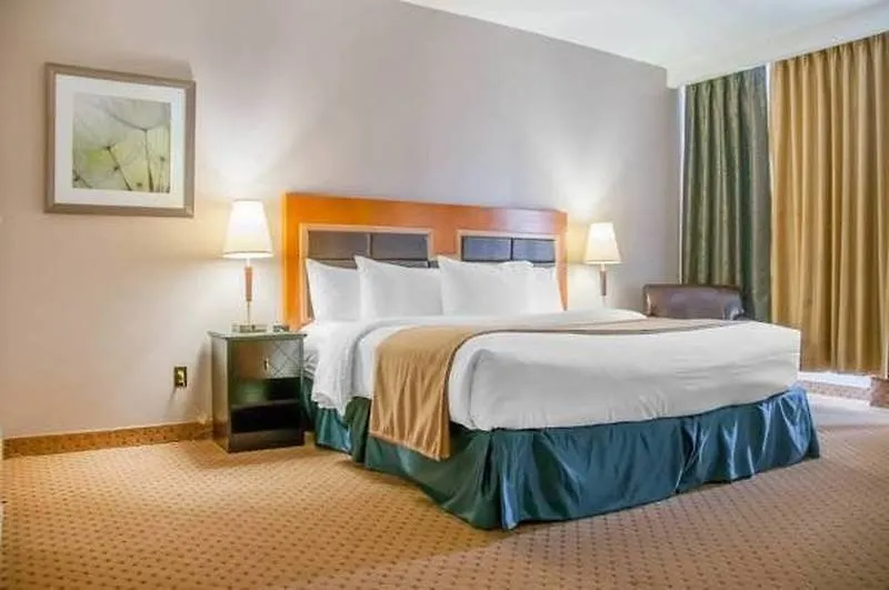 מונטריאול Empire Suites 4*,